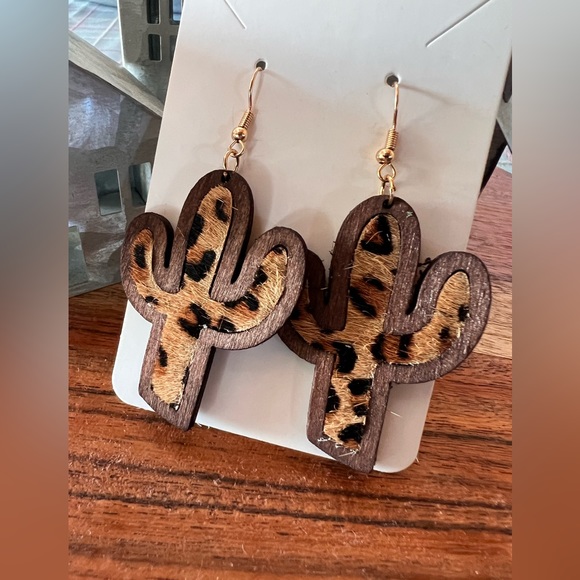 2/12$ Wood faux hide cactus animal leopard cheetah print lightweight earrings - Picture 1 of 2